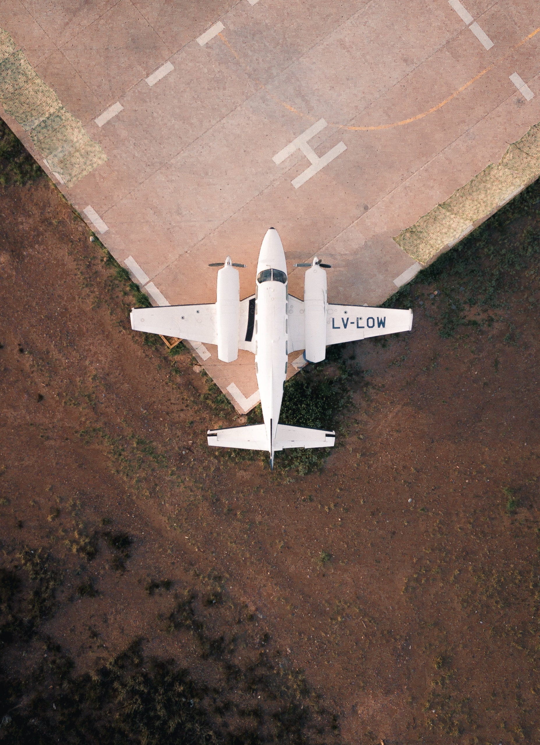 Vue du ciel d'un avion bimoteur