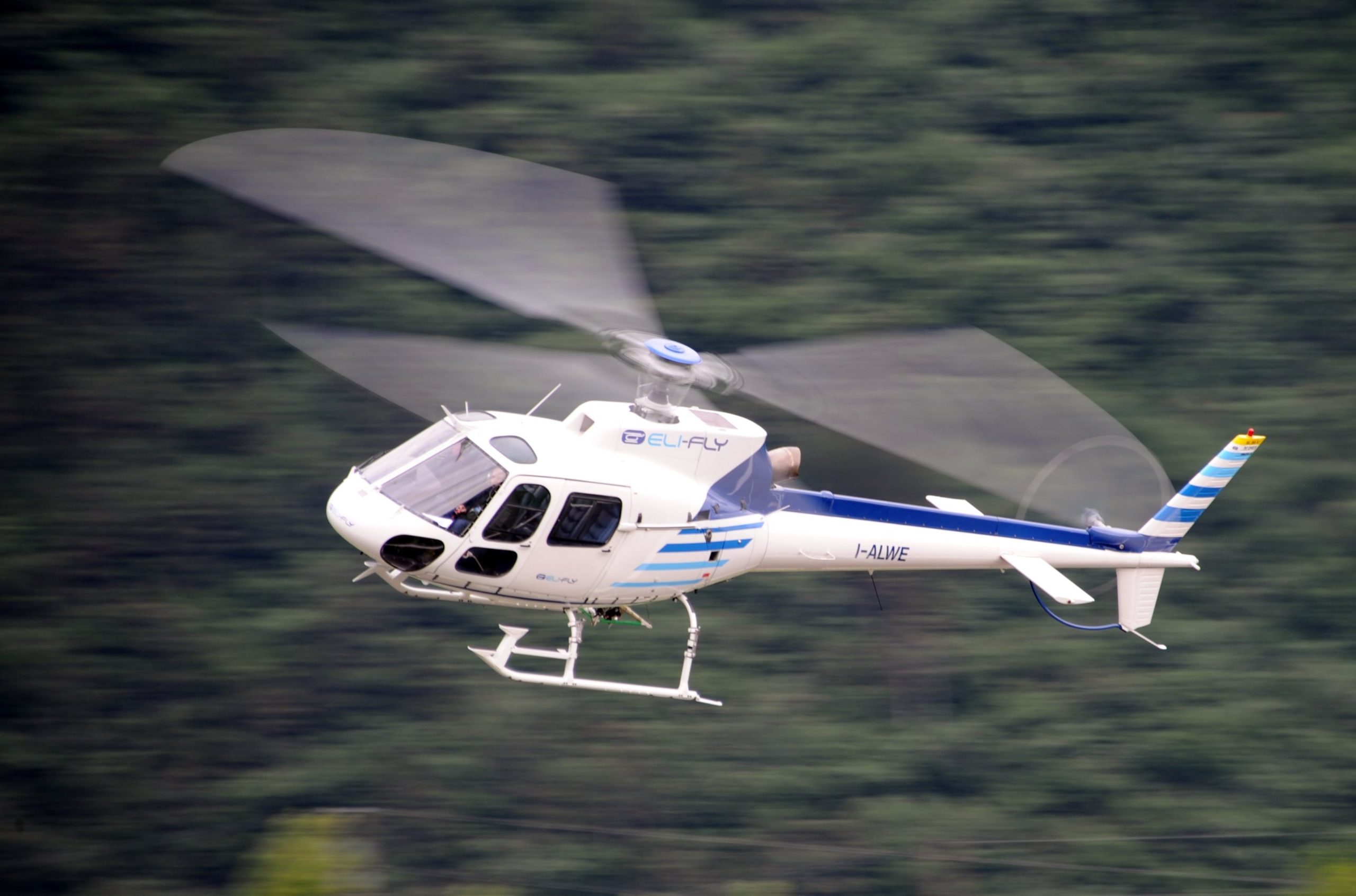 L'hélicoptère AS350 pour le transport de colis au niveau mondial