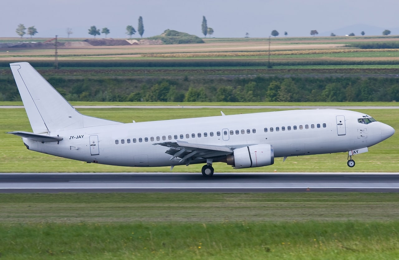 A White boeing 737-300 taking-off