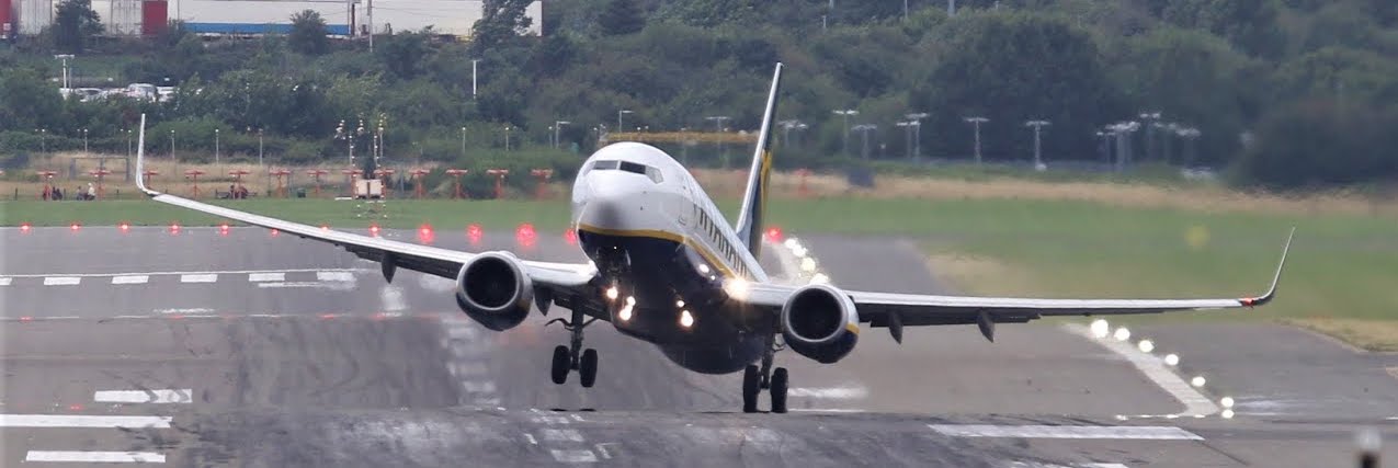 A B737 taking-off with windshear