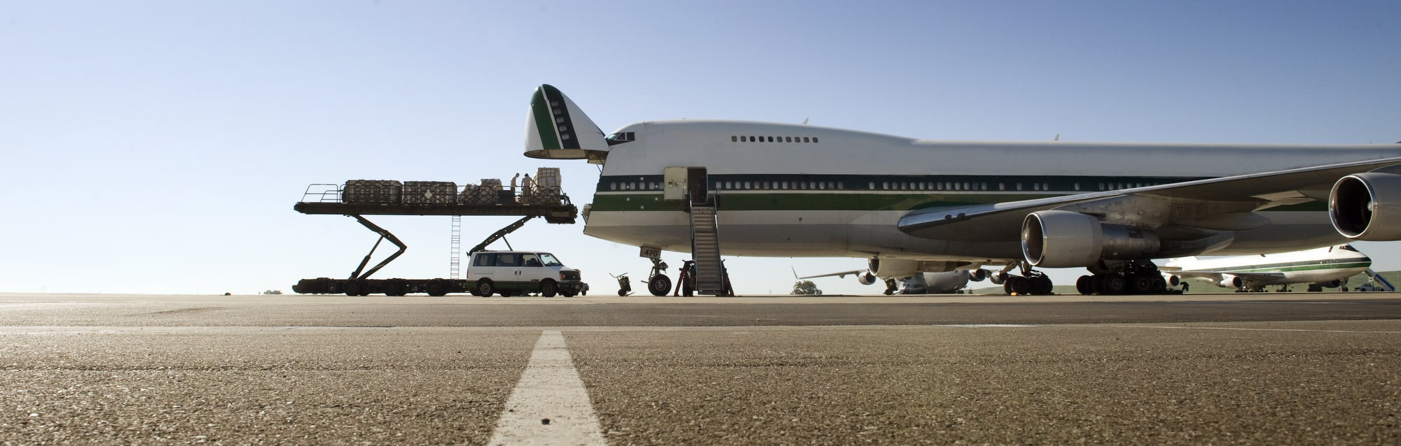 Un Boeing B747 qui charge du fret aérien