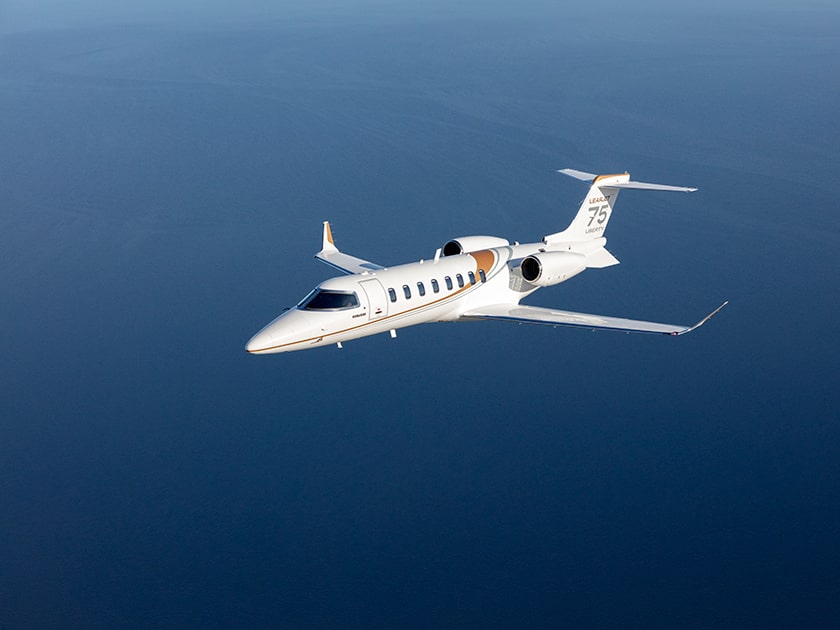 Le Bombardier Learjet 75 Liberty en vol au-dessus de la mer