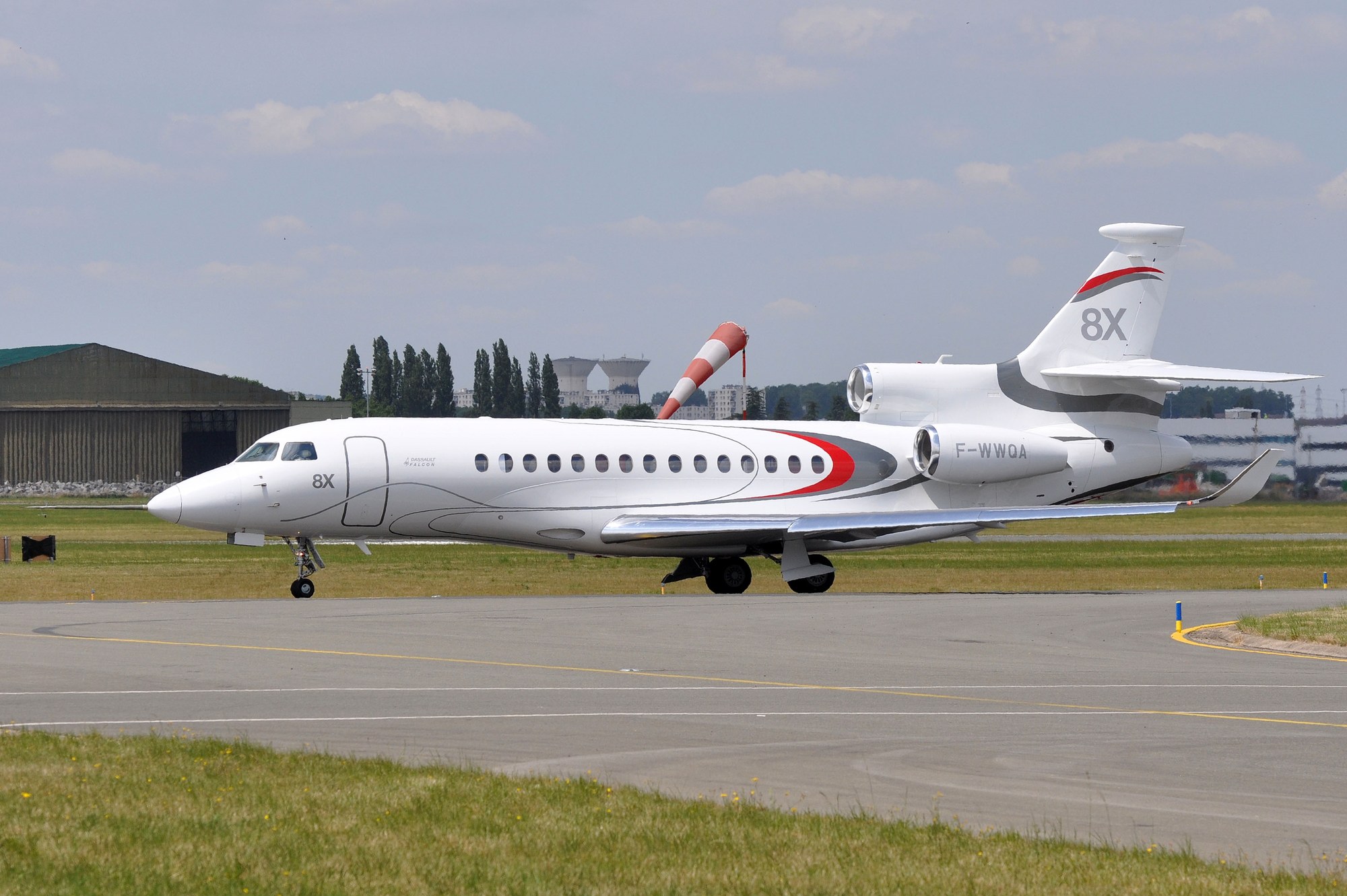Dassault Falcon 8X, jet d’affaires long-courrier, sur le tarmac du Bourget