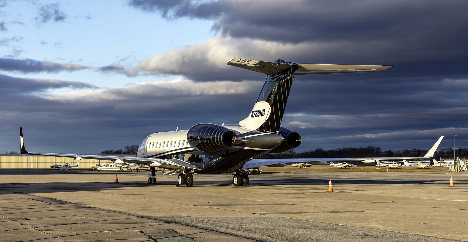 Bombardier Global 6000 sur le tarmac Jet d’affaires long-courrier Bombardier Global 6000 stationné sur le tarmac