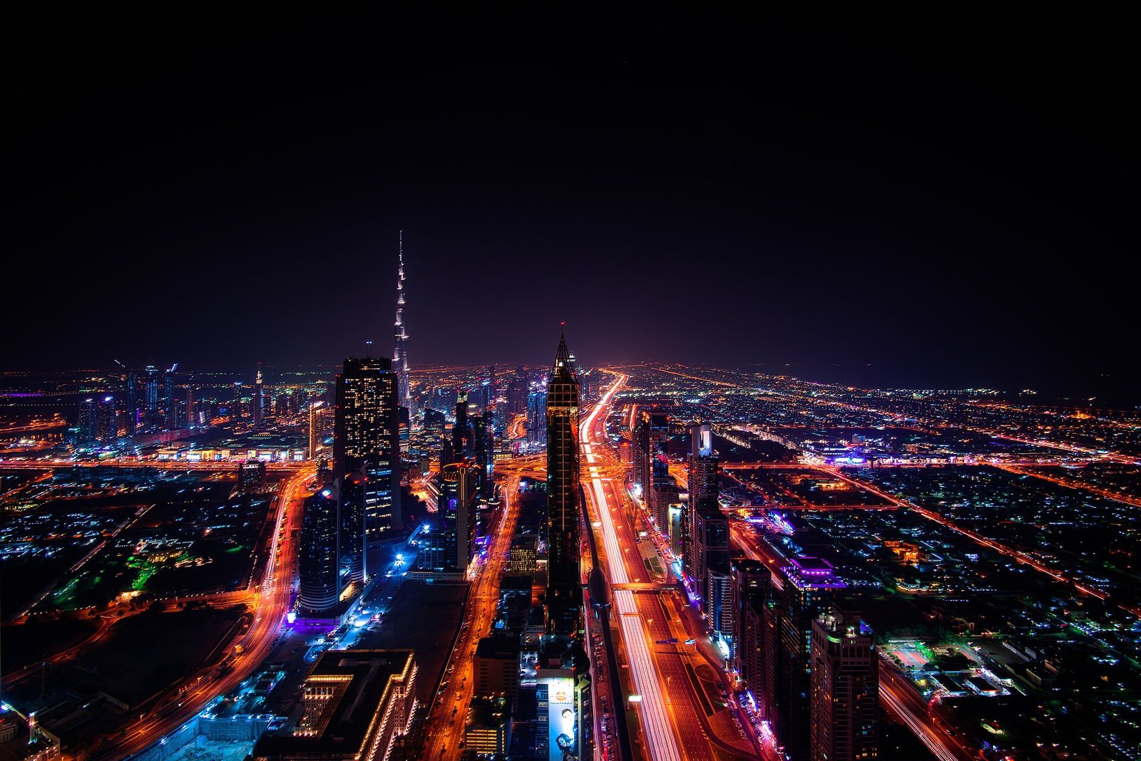 Dubaï de nuit Location jet privé Paris Dubaï : les gratte-ciel de Dubaï et la tour Burj Khalifa illuminés la nuit